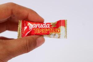 palembang, Indonesië - januari 4, 2024, ting ting pinda snoep, is een van de producten van de garuda voedsel bedrijf. foto