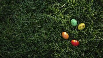 ai gegenereerd kleurrijk Pasen eieren Aan de groen gras foto