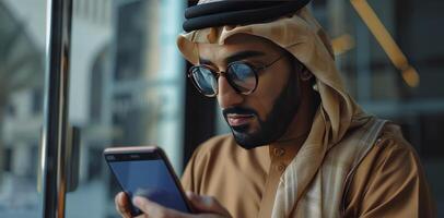 ai gegenereerd een Arabisch Mens is gebruik makend van smartphone voor zien eid ul fitr boodschappen doen aanbod foto