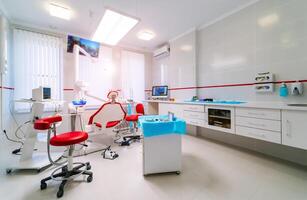 tandheelkundige kliniek interieur met stoel en gereedschap foto