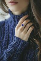 ai gegenereerd aantrekkingskracht van liefde, detailopname van een vrouw mooi hand- versierd met een ring, perfect voor vastleggen romance en valentijnsdag dag geest foto