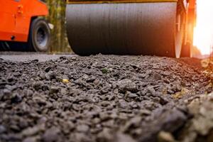 vers asfalt Aan snelweg bouw plaats. industrieel bestrating machine leggen. foto