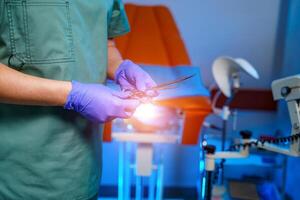 een dokter houdt gynaecologisch instrumenten in zijn hand. examen door een gynaecoloog. vrouw Gezondheid concept. foto