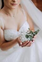 bruiloft corsages van bloemen in de handen van de bruid. bruiloft details. de eerste vergadering van de bruid en bruidegom. de bruid is aan het wachten voor de bruidegom. portret van de bruid. foto