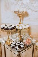 amandel koekjes, zoet cakes voor een bruiloft banket. een heerlijk ontvangst, een luxueus ceremonie. tafel met snoepgoed en desserts. heerlijk kleurrijk Frans desserts Aan een bord of tafel. snoep bar. foto