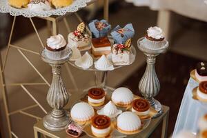 amandel koekjes, zoet cakes voor een bruiloft banket. een heerlijk ontvangst, een luxueus ceremonie. tafel met snoepgoed en desserts. heerlijk kleurrijk Frans desserts Aan een bord of tafel. snoep bar. foto