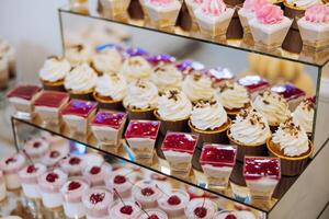 amandel koekjes, zoet cakes voor een bruiloft banket. een heerlijk ontvangst, een luxueus ceremonie. tafel met snoepgoed en desserts. heerlijk kleurrijk Frans desserts Aan een bord of tafel. snoep bar. foto