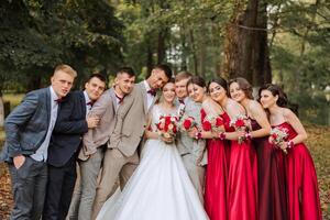 bruiloft foto sessie in natuur. de bruid en bruidegom en hun vrienden
