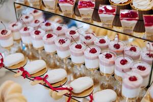 amandel koekjes, zoet cakes voor een bruiloft banket. een heerlijk ontvangst, een luxueus ceremonie. tafel met snoepgoed en desserts. heerlijk kleurrijk Frans desserts Aan een bord of tafel. snoep bar. foto