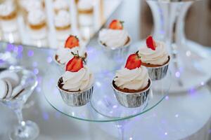 amandel koekjes, zoet cakes voor een bruiloft banket. een heerlijk ontvangst, een luxueus ceremonie. tafel met snoepgoed en desserts. heerlijk kleurrijk Frans desserts Aan een bord of tafel. snoep bar. foto