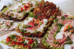 Kozakken tafel. banket hal vlees behandelt voor gasten. eigengemaakt uitsparingen. varkensvlees lende. heerlijk vlees bezuinigingen. vlees bord. heerlijk composities van gerookt munt. huisje kaas. foto