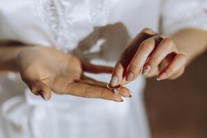 detailopname van een elegant diamant ring Aan een vrouw vinger met een modern manicuren, zonlicht. liefde en bruiloft concept. zacht en selectief focus. foto