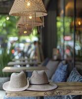 ai gegenereerd zomer concept, cafe buiten licht versierd door oud hoeden. foto