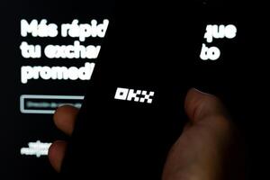 Cordoba provincie, Argentinië, maart 11, 2024, cryptogeld toepassing gebeld okx rennen Aan een mobiel telefoon. foto