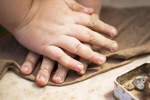 kinderen handen maken ambachten van klei. beeldhouwen foto