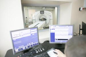 de dokter voert magnetisch resonantie behandeling naar de geduldig. foto