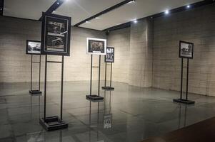 een foto galerij kamer in een ondergronds museum in de stad van soera, Indonesië, 17 november 2023.