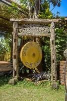 een gouden koper gong hangende Aan hout net zo decoratie in een restaurant. foto