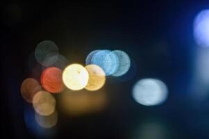 achtergrond van kleurrijk bokeh licht en vervagen Bij nacht foto