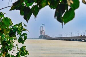 landschap van de suramadu nationaal brug welke verdeelt de madura zeestraat foto