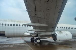 de ondervleugel van een boeing b737 vliegtuig zonder kleurstelling welke is Nee langer gebruikt en geparkeerd Aan de schort van Juanda Internationale luchthaven, Indonesië, 6 januari 2024 foto