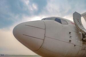 de neus- van een boeing b737 vliegtuig tegen een bewolkt lucht achtergrond, Indonesië, 6 januari 2024 foto