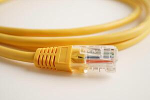 ethernet kabel voor aansluiten naar draadloze router koppeling naar internet onderhoud aanbieder netwerk. foto