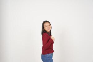 jong Aziatisch vrouw in rood t-shirt tonen duim omhoog, mee eens concept geïsoleerd Aan wit achtergrond foto