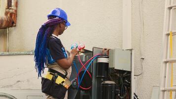 getraind ingenieur kalibreren verdeelstuk meters gedurende in opdracht buiten lucht conditioner onderhoud. bekwaam monteur op zoek voor potentieel hoog druk in koeling systeem foto