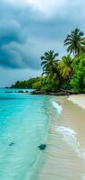 ai gegenereerd tropisch strand visie Bij bewolkt stormachtig dag met wit zand, turkoois water en palm bomen, neurale netwerk gegenereerd beeld foto