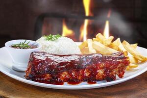 varkensvlees ribben met barbecue saus, Frans Patat en rijst- foto