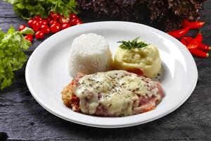 de steak parmigiana met aardappel foto