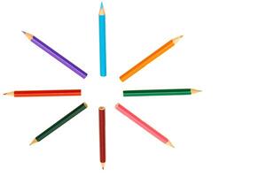 gekleurde potloden voor tekening Aan papier wanneer geïnspireerd foto