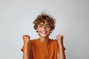 ai gegenereerd vrolijk jongen in oranje t-shirt verheugt over- wit achtergrond foto