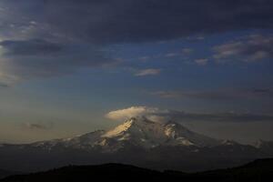 berg in de ochtend- met wolken en besneeuwd heuvels. monteren erciyes in kayseri foto