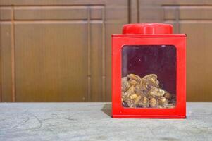 een klassiek rood ijzer pot met glas tonen de snacks binnen foto