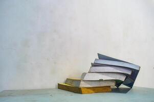 de stapel van boeken ingestort Aan de tafel beeldt af de verwoesting van onderwijs foto