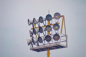 een lamp post met schijnwerpers voor een luchthaven veld- schort foto