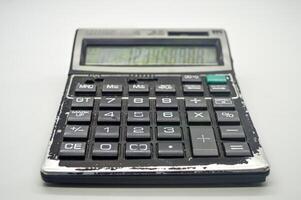 een zwart rekenmachine geïsoleerd Aan wit achtergrond. perfect voor opleiding, wiskunde, en bedrijf artikel of inhoud. foto