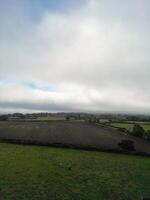 hoog hoek visie van Brits platteland landschap Bij hapering stad van Engeland uk foto