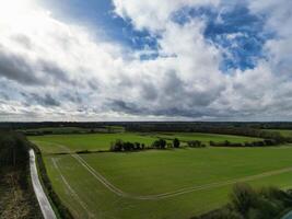 antenne visie van Brits platteland en agrarisch boerderij land- Bij dorp van Engeland uk. maart 1e, 2024 foto