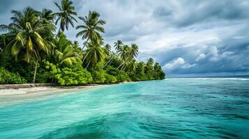 ai gegenereerd tropisch strand visie Bij bewolkt stormachtig dag met wit zand, turkoois water en palm bomen, neurale netwerk gegenereerd beeld foto