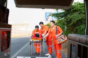 de paramedicus is assisteren een gewond Mens in een noodgeval situatie Aan de weg. foto