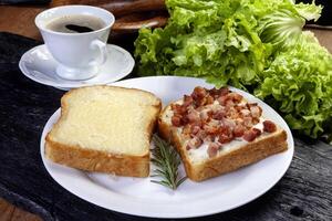 geroosterd brood met kaas en spek foto