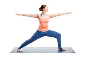 sportief fit yogini vrouw praktijken yoga asana utthita virabhadras foto