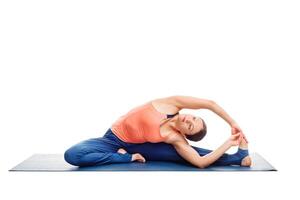 sportief fit yogini vrouw praktijken yoga asana parivrtta janu heren foto