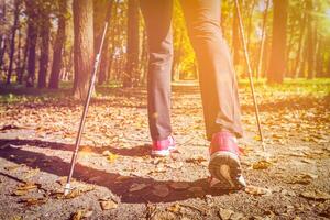 vrouw nordic wandelen buitenshuis voeten dichtbij omhoog foto