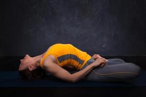 mooi sportief fit yogi meisje praktijken yoga asana matsyasana foto