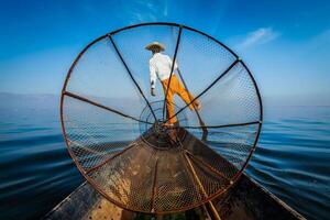 Birmese visser bij Inlemeer, Myanmar foto