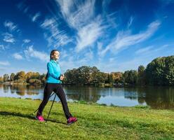 jong vrouw nordic wandelen foto